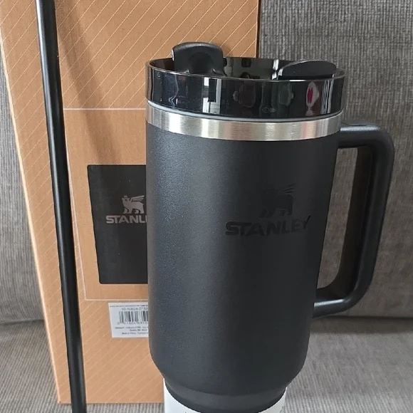 Stanley Matte Black On Black Quencher H2.0 Tumbler, 40oz., New In Box - Picture 2 of 11
